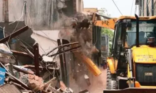 गुजरात की महिला से बलात्कार और हत्या के मामले में यूपी के आरोपी के घर को ढाया गया