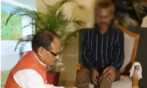 एमपी पेशाब मामला: सीएम शिवराज सिंह चौहान ने आदिवासी पीड़िता के धोए पैर एमपी पेशाब मामला: सीएम शिवराज सिंह चौहान ने आदिवासी पीड़िता के धोए पैर