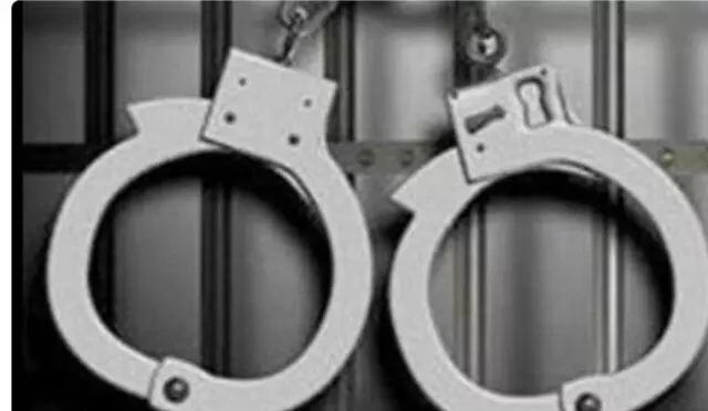 ड्राइवर और सहयोगी को महिला की हत्या और उसके घर में लूटपाट के आरोप में किया गया गिरफ्तार ड्राइवर और सहयोगी को महिला की हत्या और उसके घर में लूटपाट के आरोप में किया गया गिरफ्तार