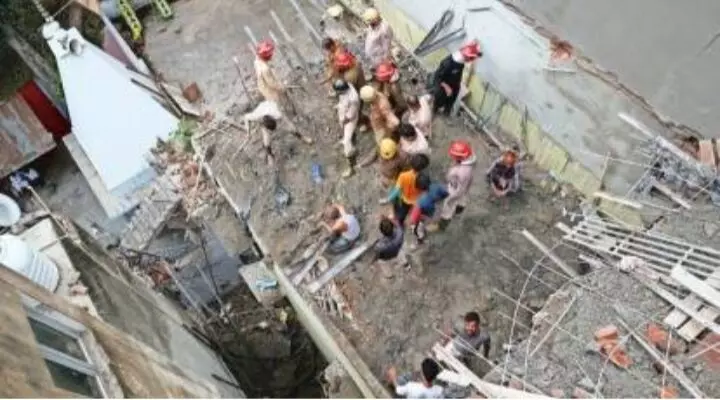 दक्षिण दिल्ली में निर्माणाधीन इमारत ढही, 4 घंटे की मशक्कत के बाद बचाया गया 2 मजदूरों को