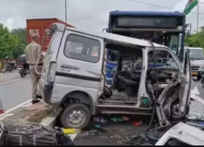 दिल्ली में वैन के डिवाइडर से और बस के टकराने से 3 की मौत, 8 घायल दिल्ली में वैन के डिवाइडर से और बस के टकराने से 3 की मौत, 8 घायल