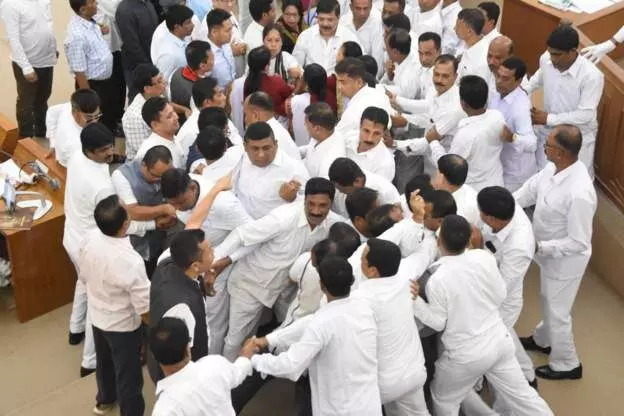 विधानसभा में BJP MLA के पोर्न देखने के मामले में 5 विधायक निलंबित, विपक्ष ने किया वॉकआउट! विधानसभा में BJP MLA के पोर्न देखने के मामले में 5 विधायक निलंबित, विपक्ष ने किया वॉकआउट!