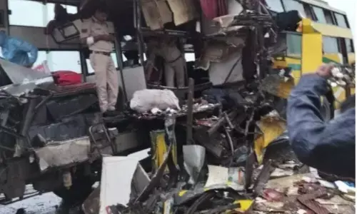 PM MODI के कार्यक्रम में जा रही BJP कार्यकर्ताओ से भरी बस खड़े ट्रेलर से टकराई, ड्राइवर सहित 3 की मौत 9 घायल PM MODI के कार्यक्रम में जा रही BJP कार्यकर्ताओ से भरी बस खड़े ट्रेलर से टकराई, ड्राइवर सहित 3 की मौत 9 घायल