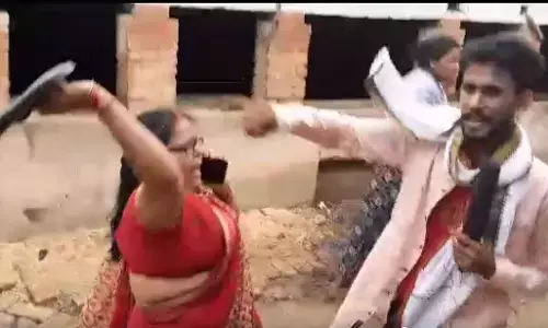 सुल्तानपुर जिले में यूट्यूबर पत्रकार को स्वास्थय केंद्र की कवरेज पड़ी भारी, सरकारी कार्य में बाधा सहित आधा दर्जन धाराओं में मुकदमा दर्ज सुल्तानपुर जिले में यूट्यूबर पत्रकार को स्वास्थय केंद्र की कवरेज पड़ी भारी, सरकारी कार्य में बाधा सहित आधा दर्जन धाराओं में मुकदमा दर्ज