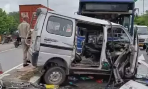 दिल्ली में वैन के डिवाइडर से और बस के टकराने से 3 की मौत, 8 घायल