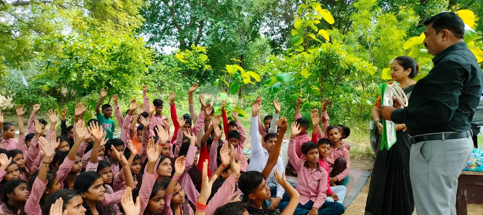 पर्यावरण संरक्षण हेतु: पुलिस वाले की अनूठी पहल, सेल्फी विद झोला पर्यावरण संरक्षण हेतु: पुलिस वाले की अनूठी पहल, सेल्फी विद झोला