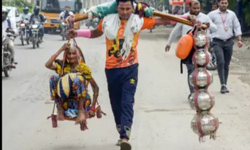 गाजियाबाद: 101 वर्षीय दादी को कंधा और गंगा जल देकर तीर्थयात्री ने की 270 किमी की कांवर यात्रा