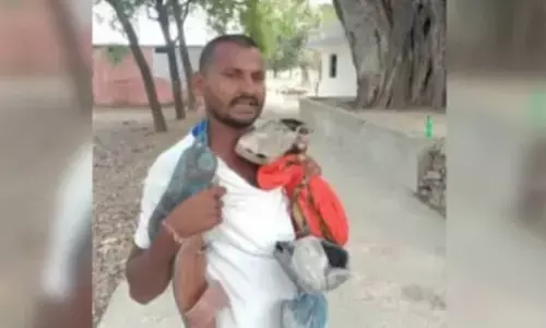 मप्र के रीवा में चोरी के आरोपी दलित व्यक्ति की बेरहमी से पिटाई, जूतों की माला पहनाकर घुमाया गया, मामला दर्ज मप्र के रीवा में चोरी के आरोपी दलित व्यक्ति की बेरहमी से पिटाई, जूतों की माला पहनाकर घुमाया गया, मामला दर्ज