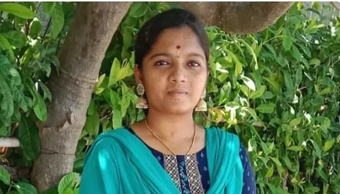 मोबाइल छीनने वालों का विरोध करते समय चेन्नई की महिला की ट्रेन से गिरने से मौत मोबाइल छीनने वालों का विरोध करते समय चेन्नई की महिला की ट्रेन से गिरने से मौत