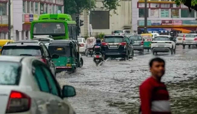 बारिश से सड़कों पर अफरा-तफरी, दिल्लीवासियों ने दिल्ली को वेनिस बनाने के लिए केजरीवाल को दिया धन्यवाद