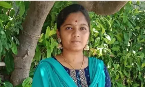 मोबाइल छीनने वालों का विरोध करते समय चेन्नई की महिला की ट्रेन से गिरने से मौत मोबाइल छीनने वालों का विरोध करते समय चेन्नई की महिला की ट्रेन से गिरने से मौत