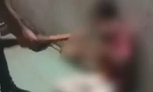 इंदौर में विवाद को लेकर आदिवासी व्यक्ति और उसके नाबालिक भाई को घंटों बंधक बनाकर पीटा गया इंदौर में विवाद को लेकर आदिवासी व्यक्ति और उसके नाबालिक भाई को घंटों बंधक बनाकर पीटा गया