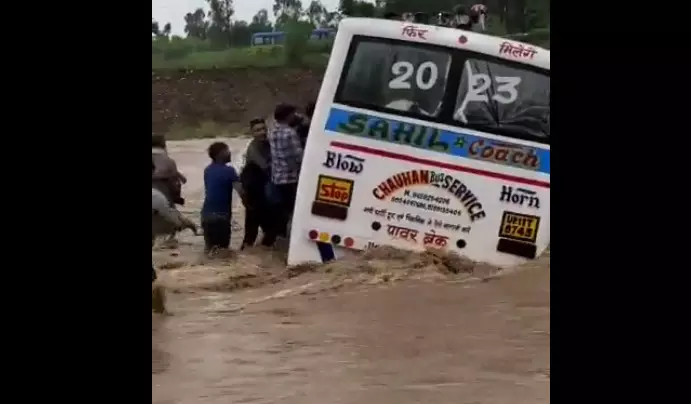सहारनपुर जिले में नदी के पानी में फंसी बस, गाँव वालों ने दौड़कर बचाई यात्रियों की जान