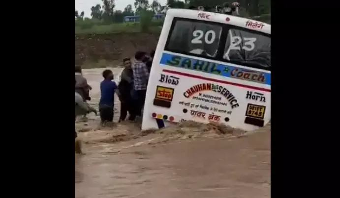 सहारनपुर जिले में नदी के पानी में फंसी बस, गाँव वालों ने दौड़कर बचाई यात्रियों की जान सहारनपुर जिले में नदी के पानी में फंसी बस, गाँव वालों ने दौड़कर बचाई यात्रियों की जान