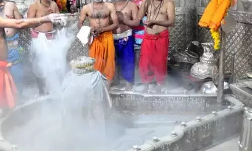 सावन के पहले सोमवार पर पुजारियों ने महाकालेश्वर मंदिर में की भस्म आरती सावन के पहले सोमवार पर पुजारियों ने महाकालेश्वर मंदिर में की भस्म आरती