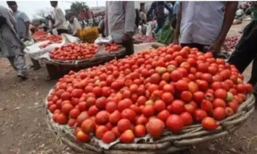 टमाटर के वजन को मापने को लेकर विक्रेता और ग्राहक में हुई लड़ाई