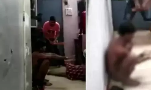मध्य प्रदेश में चोरी के आरोप में व्यक्ति को नग्न कर पाइप से गया पीटा मध्य प्रदेश में चोरी के आरोप में व्यक्ति को नग्न कर पाइप से गया पीटा