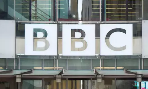 BBC के एंकर ने नाबालिग से न्यूड फोटोज खरीदीं, तीन सालों में 37 लाख रुपये दिए, बीबीसी ने अब लिया ये एक्शन! BBC के एंकर ने नाबालिग से न्यूड फोटोज खरीदीं, तीन सालों में 37 लाख रुपये दिए, बीबीसी ने अब लिया ये एक्शन!