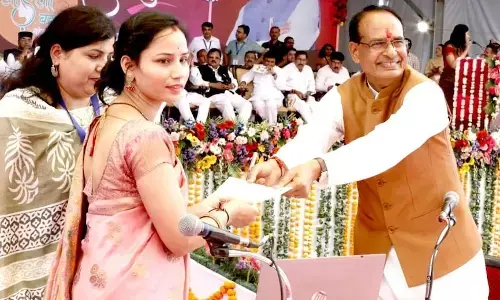 महिलाओं के उत्पीड़न को रुपयों की चादर से ढकने की कोशिश ? महिलाओं के उत्पीड़न को रुपयों की चादर से ढकने की कोशिश ?