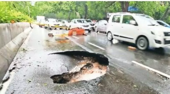 दिल्ली में भारी बारिश: 200 से ज्यादा जलभराव की मिलीं शिकायतें ,दो जगह सड़के भी धंस गईं