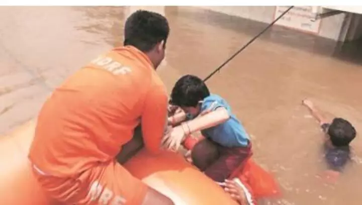 नवोदय विद्यालय के 400 छात्रों को निकाला गया सुरक्षित निकाला गया बाढ़ से