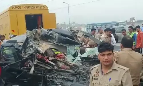 गाजियाबाद में दिल्ली मेरठ एक्स्प्रेसवे पर स्कूल बस और कार में टक्कर, 6 की मौत