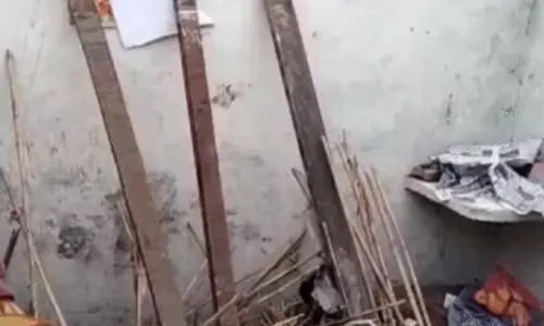 मुजफ्फरनगर में भारी बारिश से घर की छत गिरने से बेटी और मां की हुई मौत मुजफ्फरनगर में भारी बारिश से घर की छत गिरने से बेटी और मां की हुई मौत