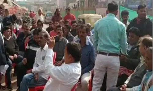 सड़क दुर्घटना में एक व्यक्ति की मौत के बाद ग्रामीणों ने यमुना ई-वे पर लगा दिया जाम