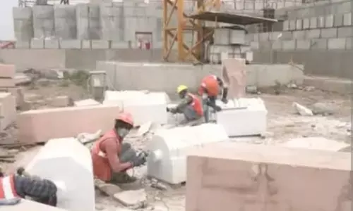 अयोध्या में पत्थर तराशने वाले कर रहे हैं तुर्क नक्काशी जैसा काम अयोध्या में पत्थर तराशने वाले कर रहे हैं तुर्क नक्काशी जैसा काम