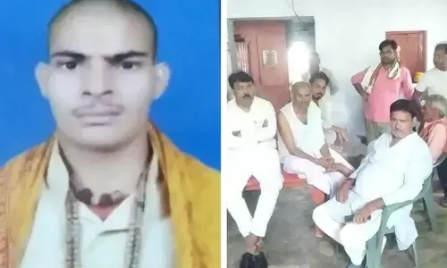 इटावा में हनुमान मंदिर के महंत पेड़ से लटका मिला शव इटावा में हनुमान मंदिर के महंत पेड़ से लटका मिला शव