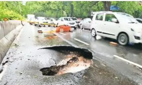 दिल्ली में भारी बारिश: 200 से ज्यादा जलभराव की मिलीं शिकायतें ,दो जगह सड़के भी धंस गईं दिल्ली में भारी बारिश: 200 से ज्यादा जलभराव की मिलीं शिकायतें ,दो जगह सड़के भी धंस गईं