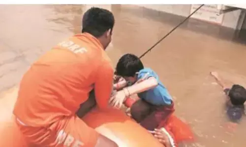 नवोदय विद्यालय के 400 छात्रों को निकाला गया सुरक्षित निकाला गया बाढ़ से नवोदय विद्यालय के 400 छात्रों को निकाला गया सुरक्षित निकाला गया बाढ़ से