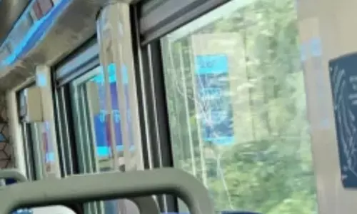 अयोध्या में वंदे भारत पर किया पथराव,अयोध्या में बाप-बेटों ने पत्थर फेंके, 4 बोगियों के कई शीशे टूटे, वजह आई सामने क्यों फेंके पत्थर? अयोध्या में वंदे भारत पर किया पथराव,अयोध्या में बाप-बेटों ने पत्थर फेंके, 4 बोगियों के कई शीशे टूटे, वजह आई सामने क्यों फेंके पत्थर?