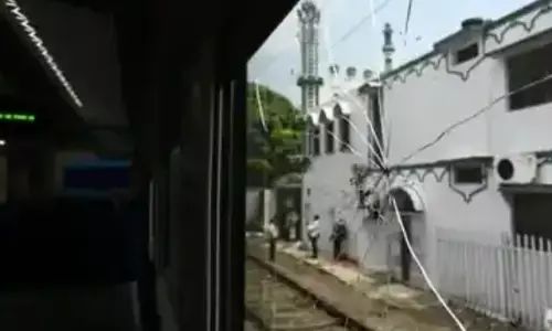 अयोध्या से लखनऊ जा रही वंदे भारत ट्रेन पर हुआ पथराव तीन लोगों को किया गया गिरफ्तार अयोध्या से लखनऊ जा रही वंदे भारत ट्रेन पर हुआ पथराव तीन लोगों को किया गया गिरफ्तार