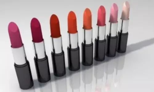 क्या आप भी है लिपस्टिक के शौकीन? तो अब घर पर बनाएं अपनी मनपसंद लिपस्टिक