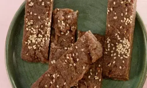 रागी बर्फी रेसिपी: मधुमेह रोगी हैं लेकिन फिर भी मिठाई पसंद है? आज़माएं इस मिठाई को