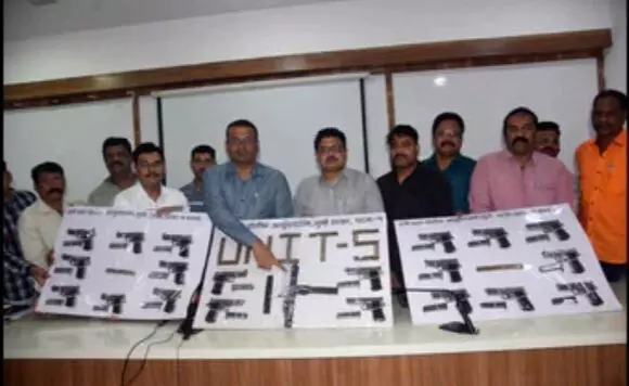 हथियार तस्कर पकड़ा गया!20 पिस्तौल,देशी बंदूकें जब्त हथियार तस्कर पकड़ा गया!20 पिस्तौल,देशी बंदूकें जब्त