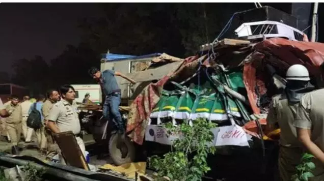 कांवर यात्रा तीर्थयात्रियों को ले जा रहे वाहन से ट्रक के टकराने से 4 की मौत कांवर यात्रा तीर्थयात्रियों को ले जा रहे वाहन से ट्रक के टकराने से 4 की मौत
