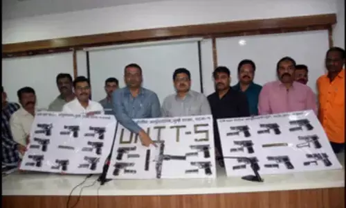 हथियार तस्कर पकड़ा गया!20 पिस्तौल,देशी बंदूकें जब्त हथियार तस्कर पकड़ा गया!20 पिस्तौल,देशी बंदूकें जब्त