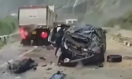 टाटा हैरियर से टकराई विशाल चट्टान, यात्री सुरक्षित, वीडियो आया सामने टाटा हैरियर से टकराई विशाल चट्टान, यात्री सुरक्षित, वीडियो आया सामने