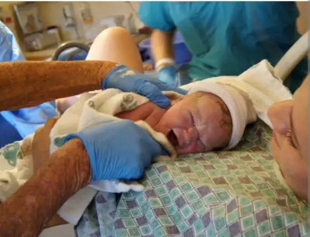 यूपी में महिला को टॉयलेट सीट पर बच्चे को जन्म देने के लिए किया गया मजबूर नवजात की हो गई मौत यूपी में महिला को टॉयलेट सीट पर बच्चे को जन्म देने के लिए किया गया मजबूर नवजात की हो गई मौत