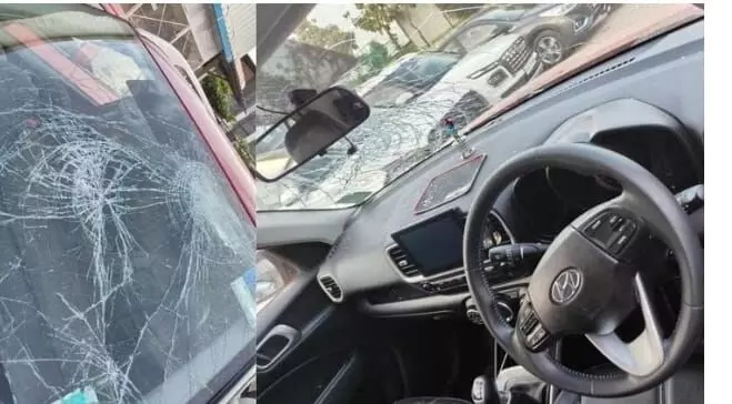 बेंगलुरु के एक शख्स ने कार के ओवरटेक करने की वजह से कार में की तोड़फोड़
