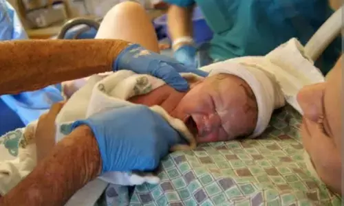 यूपी में महिला को टॉयलेट सीट पर बच्चे को जन्म देने के लिए किया गया मजबूर नवजात की हो गई मौत यूपी में महिला को टॉयलेट सीट पर बच्चे को जन्म देने के लिए किया गया मजबूर नवजात की हो गई मौत