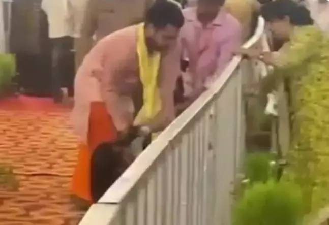 धीरेंद्र शास्त्री के नोएडा कार्यक्रम में अराजकता: महिला को फेंका गया भीड़ पर, पुलिसकर्मी निलंबित धीरेंद्र शास्त्री के नोएडा कार्यक्रम में अराजकता: महिला को फेंका गया भीड़ पर, पुलिसकर्मी निलंबित