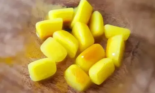 हल्दी बर्फ के टुकड़े: इस जादुई उपाय से खुले रोमछिद्रों से पाएं छुटकारा