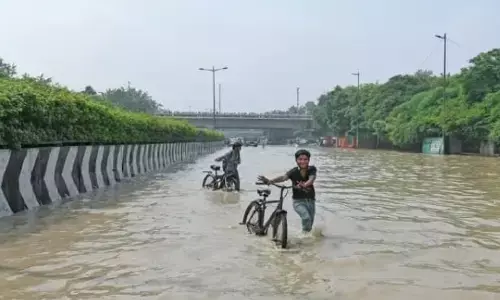 नोएडा में बाढ़ जैसे हालात, रात भर बचाव अभियान जारी नोएडा में बाढ़ जैसे हालात, रात भर बचाव अभियान जारी