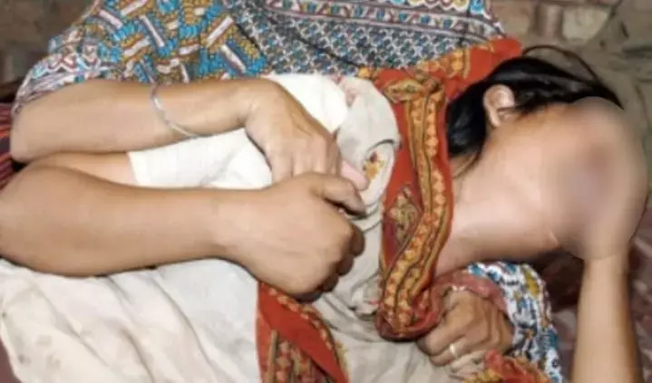 महाराष्ट्र: सेल्फी के लिए रुकी महिला,आठ लोगों ने किया सामूहिक बलात्कार महाराष्ट्र: सेल्फी के लिए रुकी महिला,आठ लोगों ने किया सामूहिक बलात्कार