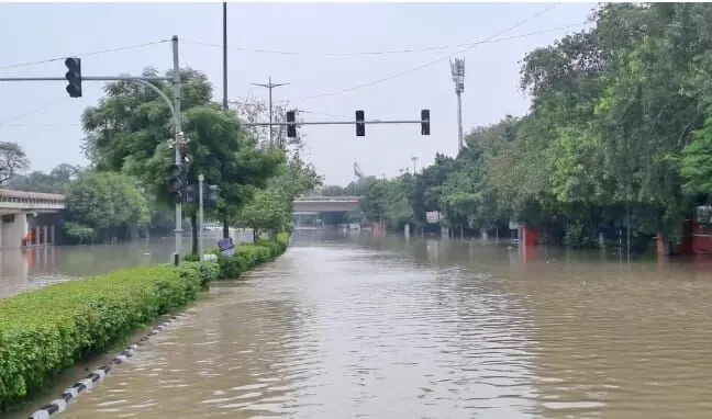 यमुना का पानी धीरे-धीरे कम हो रहा है लेकिन दिल्ली के लिए अभी खत्म नहीं हुआ है संकट यमुना का पानी धीरे-धीरे कम हो रहा है लेकिन दिल्ली के लिए अभी खत्म नहीं हुआ है संकट