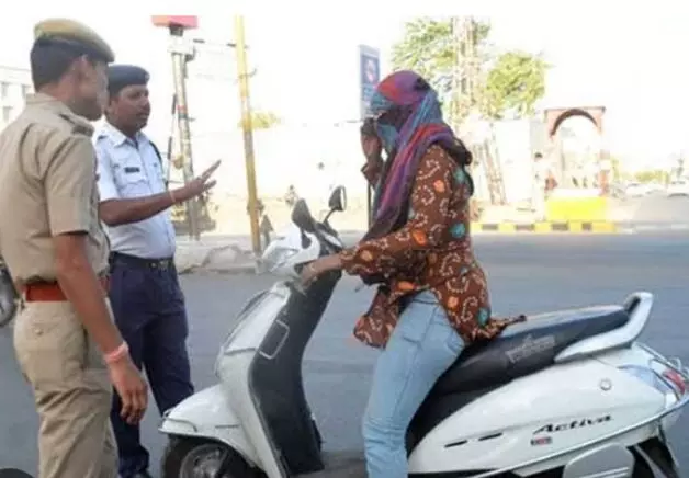 लखनऊ की महिला ने ट्रैफिक पुलिसकर्मी पर किया हमला, उत्पीड़न का लगाया आरोप लखनऊ की महिला ने ट्रैफिक पुलिसकर्मी पर किया हमला, उत्पीड़न का लगाया आरोप