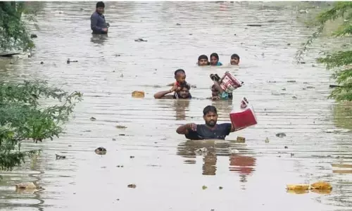 दिल्ली के मुकुंदपुर में बाढ़ के पानी में नहाते समय 3 बच्चे डूबे